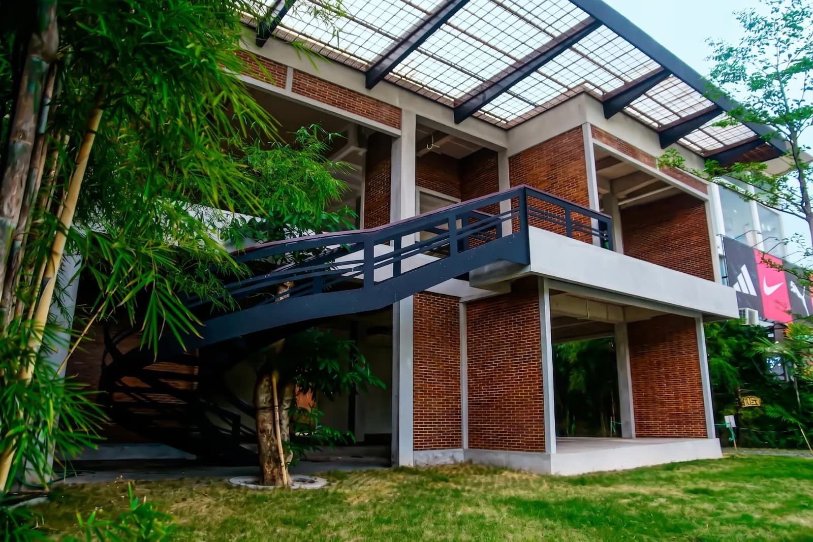 BERAWA 1053 finished space — The signature black spiral staircase, a true architectural centerpiece.